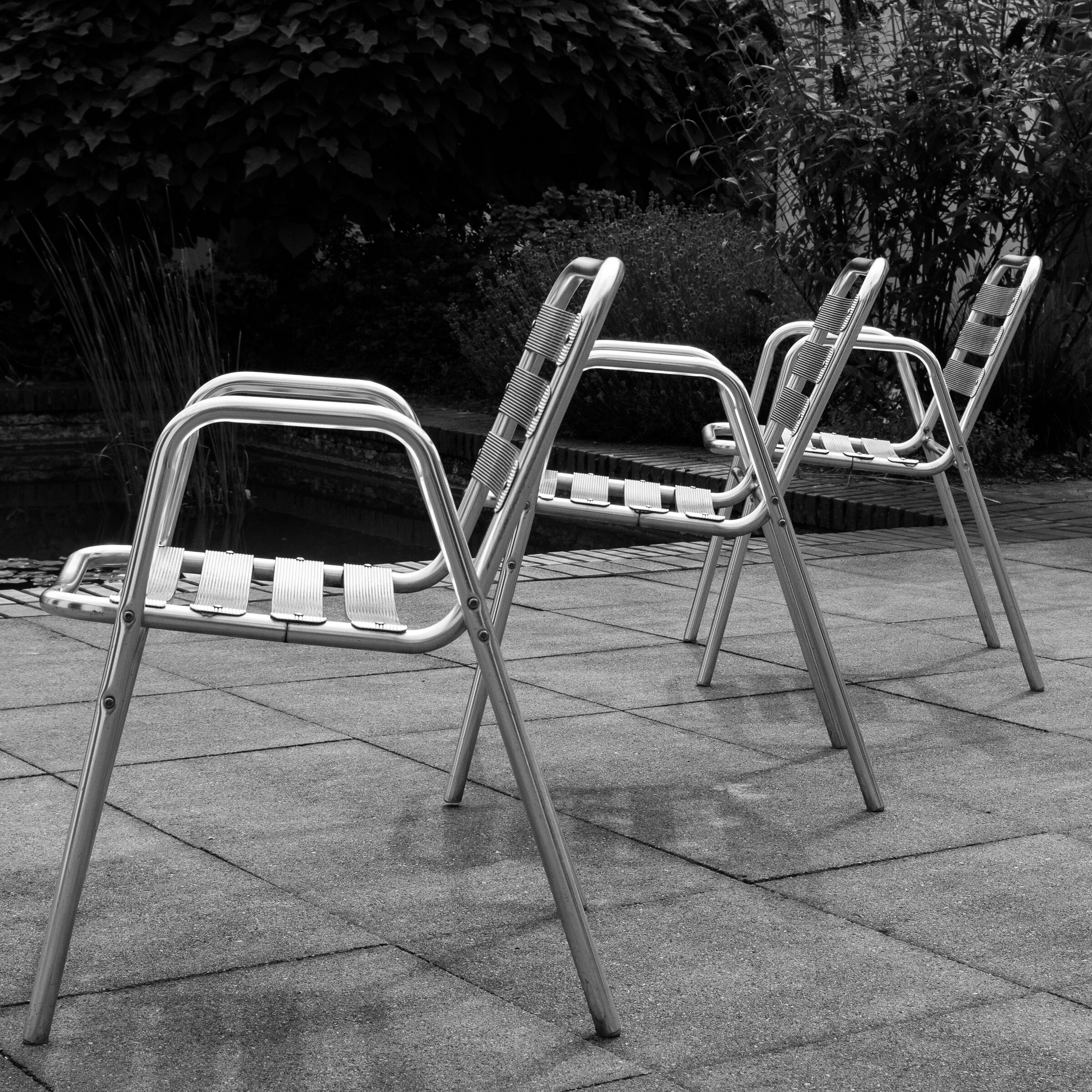 Stühle aus Aluminium im Sonnenlicht